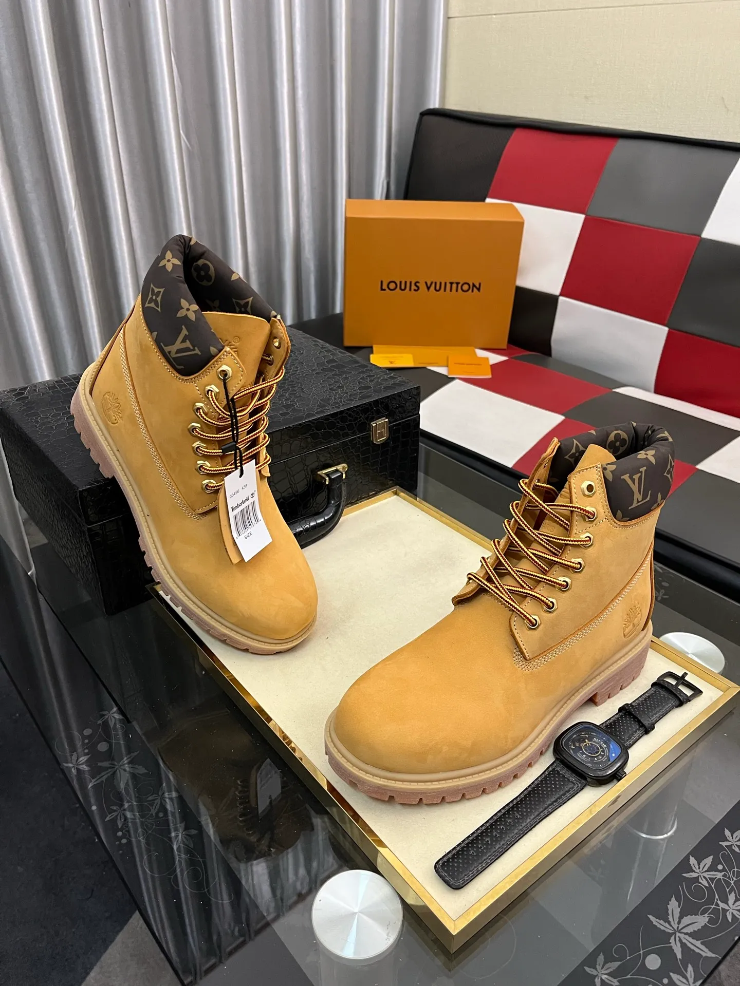 Ex-factory price: 458⌚️⌚️LV x Timberland Timberland joint model Presbyopia Embossed Rhubarb Boots Ankle Boots Short Boots LV x Timberland ankle boots are made of Monogram embossed waterproof nubuck cow leather, relying on the brand's exquisite craftsmanship to carefully reshape the classic Timberland 6-inch boot shape in Italy, with an eye-catching American workwear style. Created by Pharrell Williams 2025 autumn and winter menswear show. Monogram embossed tongue, original Timberland laces and outsole are exquisite details, and the leather label expresses the cooperation logo. Exquisite packaging at the delivery counter🛍📦 ▪️Material: Original customized imported first-layer cowhide ▪️Inner lining: Original customized leather lining/mesh lining ▪️Outsole: Original molded rubber material ▪️Sole thickness: 3.5CM ▪️Size: 38-44